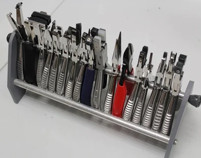 Présentoir gris rempli de pinces à main et d'outils, avec poignées rouges et bleues à Loire-Authion et à Mazé-Millon près d'Angers dans le Maine-et-Loire 49