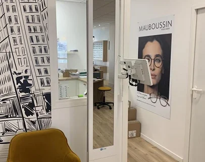 Intérieur d'un magasin d'optique avec un mur mural d'immeubles et une publicité pour des lunettes à Loire-Authion et à Mazé-Millon près d'Angers dans le Maine-et-Loire 49