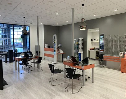 Intérieur d'un magasin d'optique moderne avec comptoirs, tables de consultation et présentoirs à lunettes à Loire-Authion et à Mazé-Millon près d'Angers dans le Maine-et-Loire 49